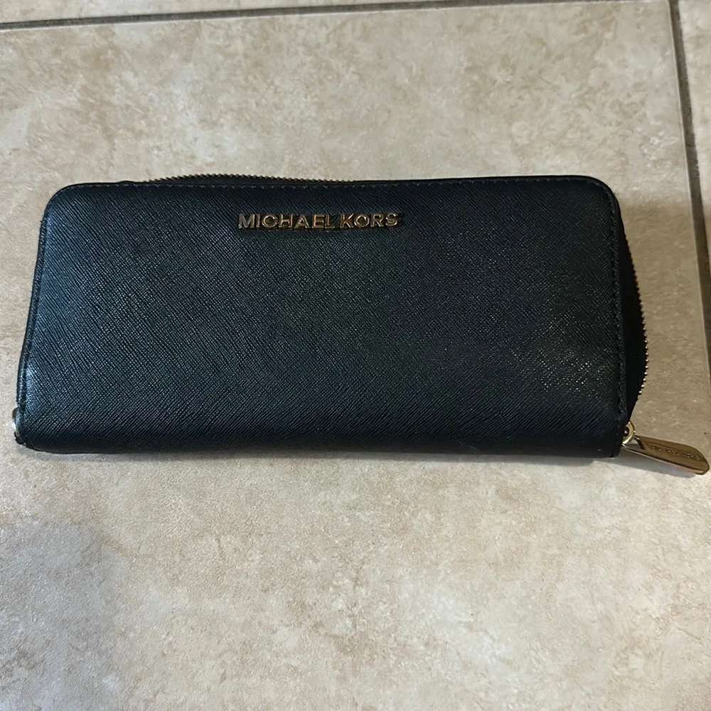 Large Saffiano Leather Continental Micheal Kors Wallet - Picture 2 of 4